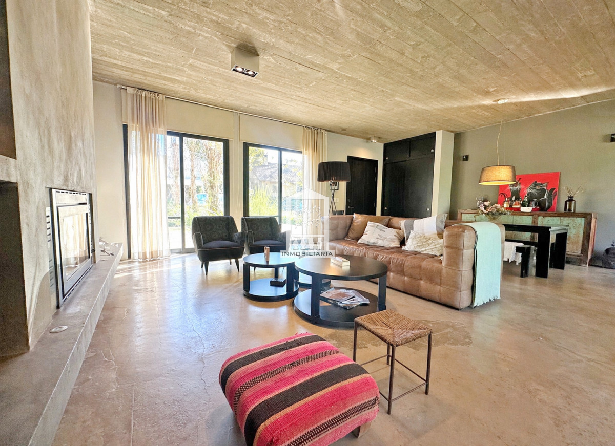 Casa ID.34860 - Barrio Privado, 3 dorm y servicio. Piscina. DVH