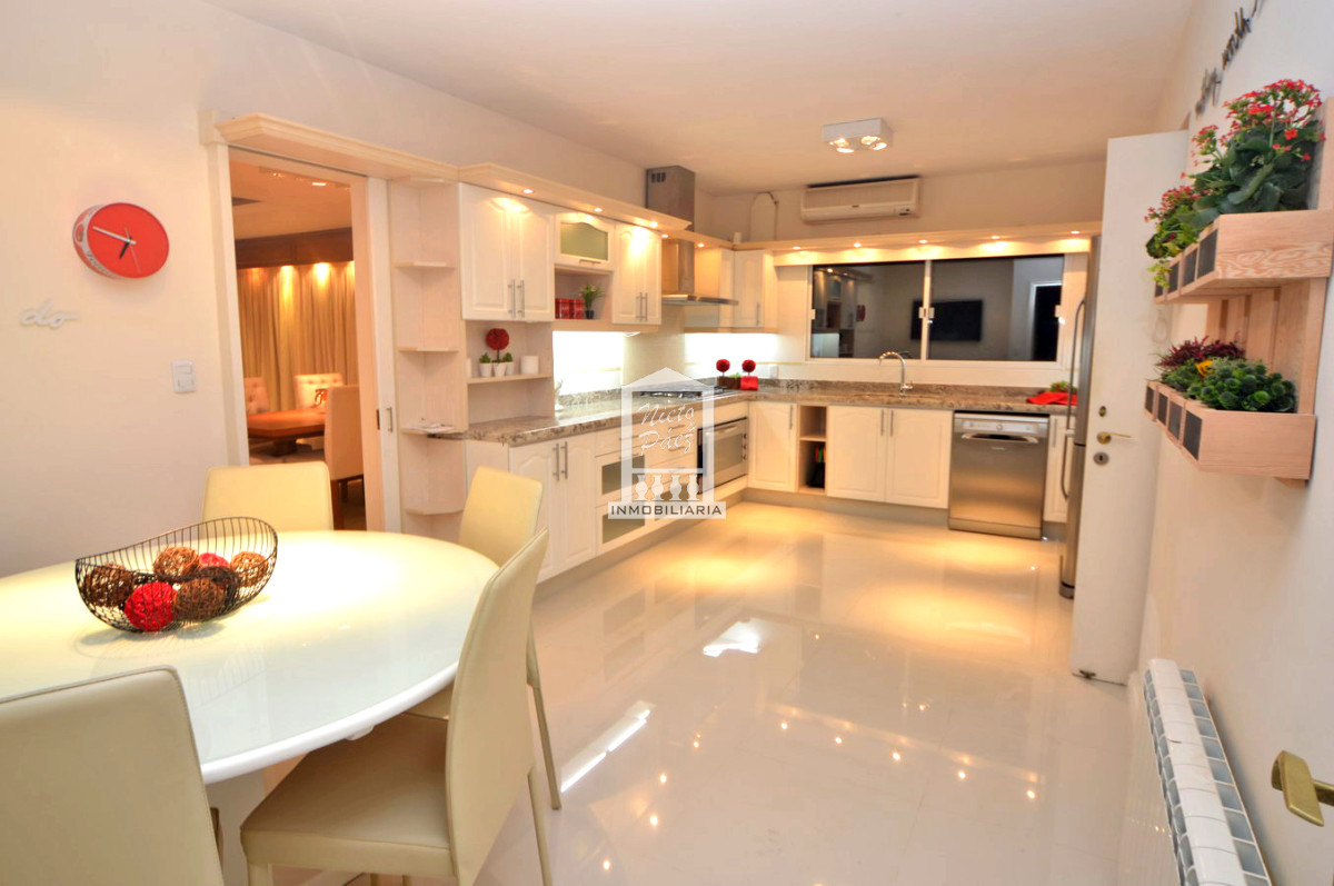 Casa ID.32879 - Playa Mansa, RECICLADA, 485 m2 construidos, 4 dormitorios, piscina climatizada. 2 garajes
