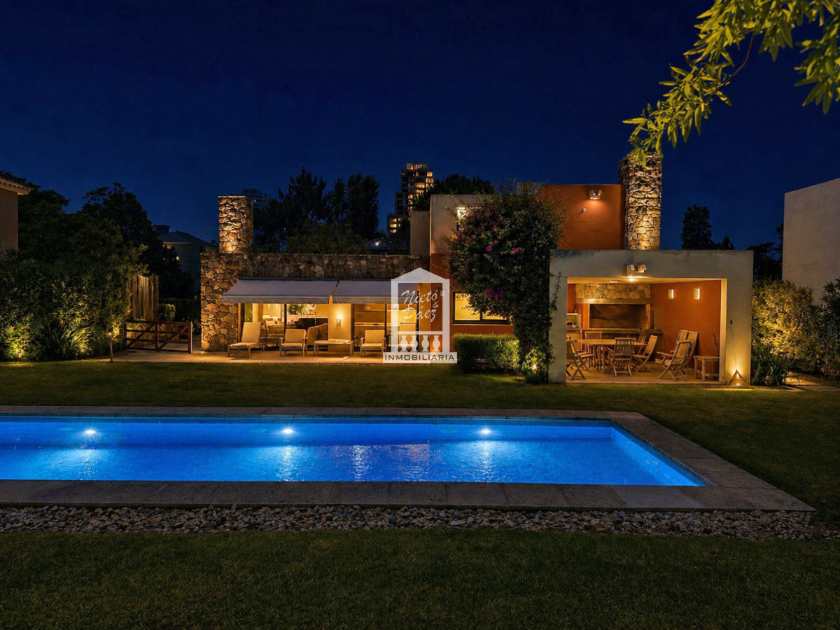 Casa ID.40198 - Exclusivo barrio privado, 3 suites + servicio completo, pileta. Losa radiante