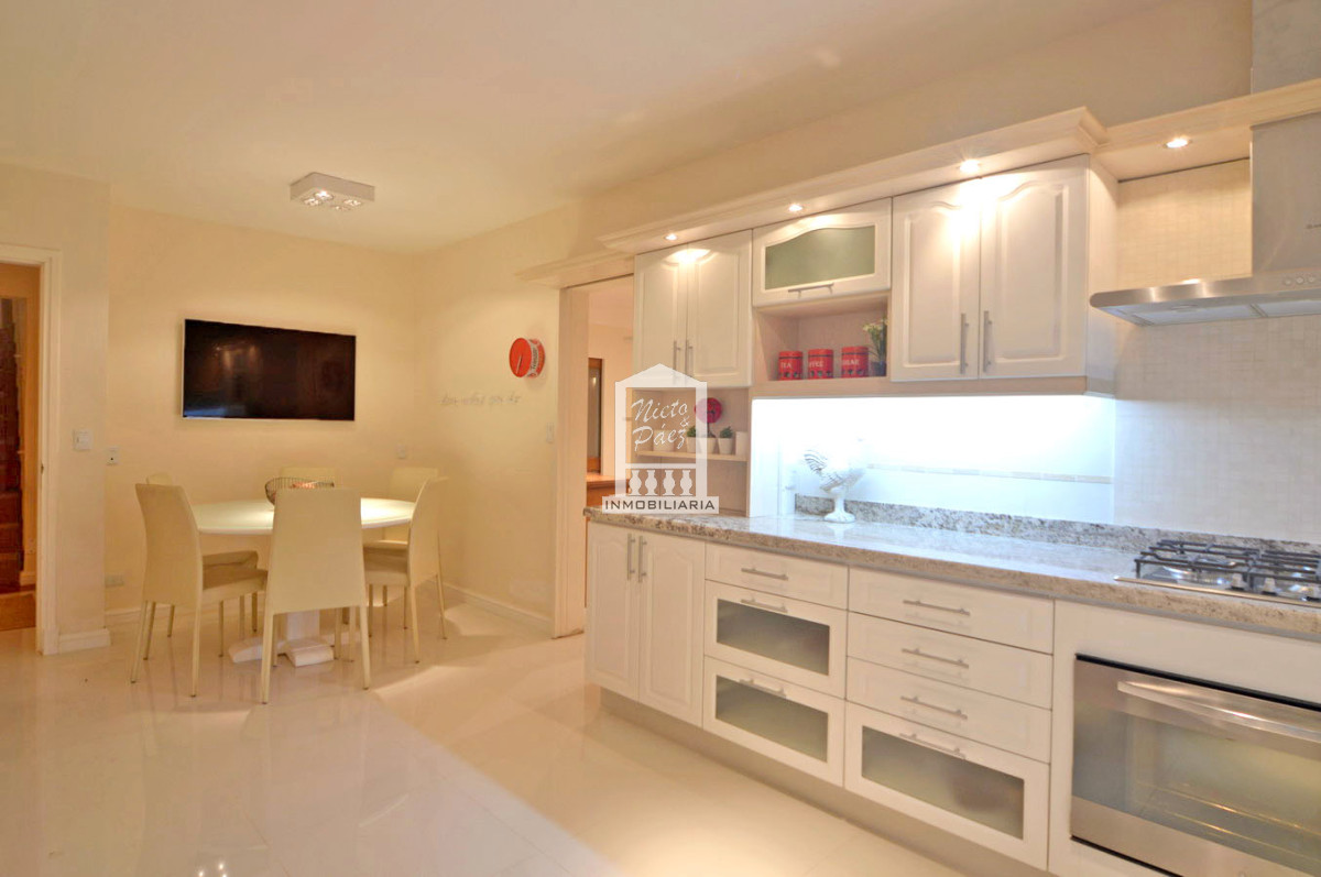 Casa ID.32879 - Playa Mansa, RECICLADA, 485 m2 construidos, 4 dormitorios, piscina climatizada. 2 garajes