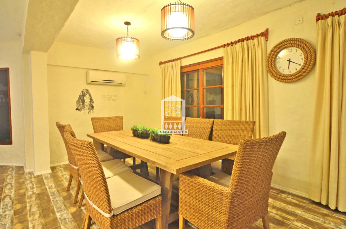 Casa ID.32879 - Playa Mansa, RECICLADA, 485 m2 construidos, 4 dormitorios, piscina climatizada. 2 garajes