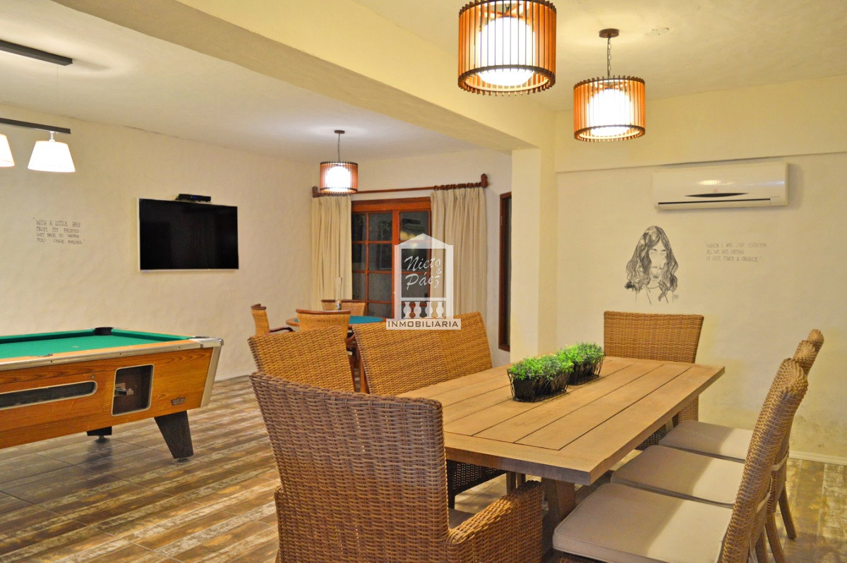 Casa ID.32879 - Playa Mansa, RECICLADA, 485 m2 construidos, 4 dormitorios, piscina climatizada. 2 garajes