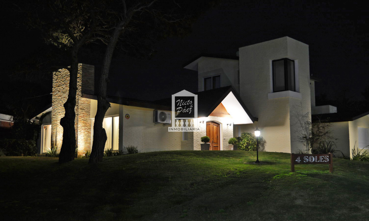 Casa ID.32879 - Playa Mansa, RECICLADA, 485 m2 construidos, 4 dormitorios, piscina climatizada. 2 garajes