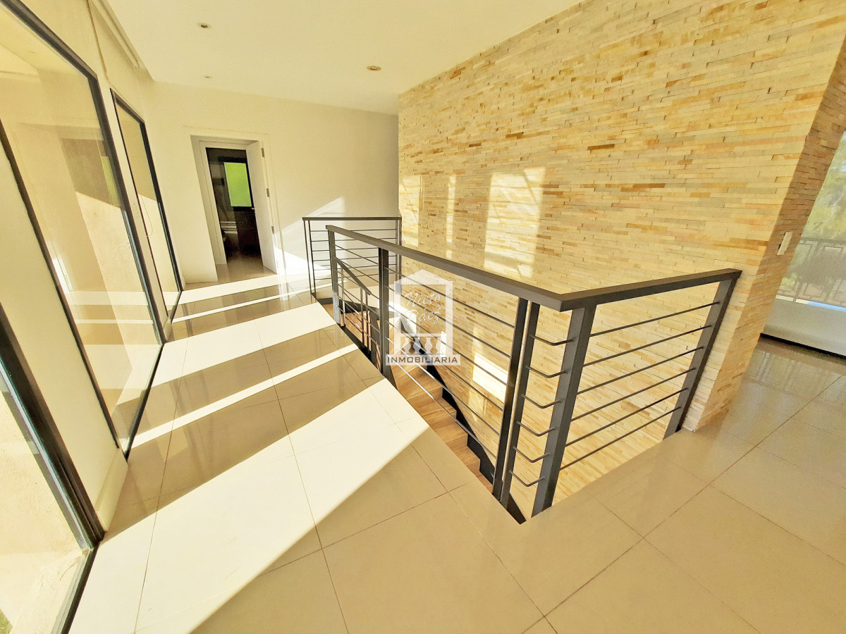 Casa ID.38066 - Barrio privado, 565 m2 construidos, 6 dorm