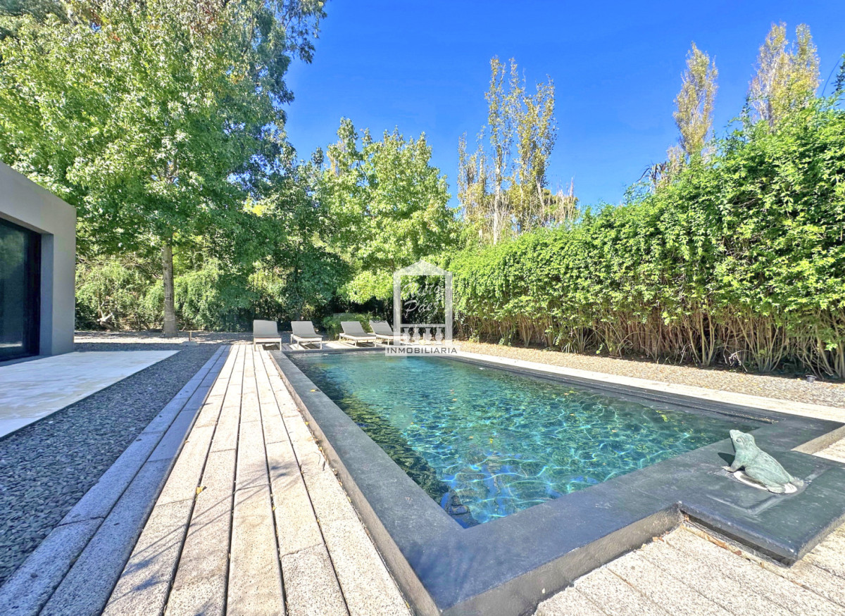 Casa ID.34860 - Barrio Privado, 3 dorm y servicio. Piscina. DVH