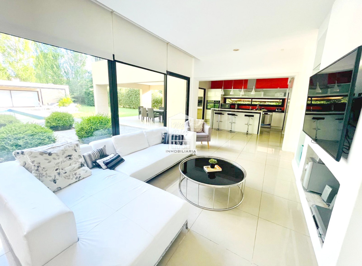Casa ID.38066 - Barrio privado, 565 m2 construidos, 6 dorm