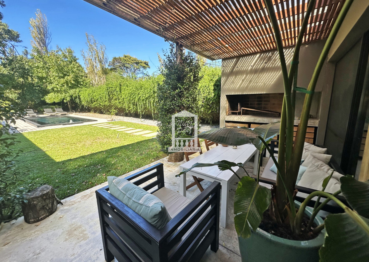 Casa ID.34860 - Barrio Privado, 3 dorm y servicio. Piscina. DVH
