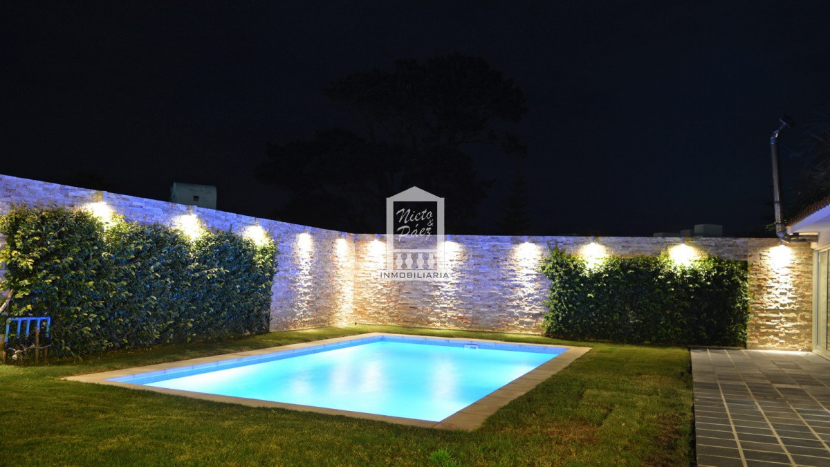 Casa ID.32879 - Playa Mansa, RECICLADA, 485 m2 construidos, 4 dormitorios, piscina climatizada. 2 garajes