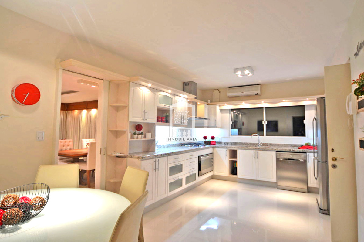 Casa ID.32879 - Playa Mansa, RECICLADA, 485 m2 construidos, 4 dormitorios, piscina climatizada. 2 garajes