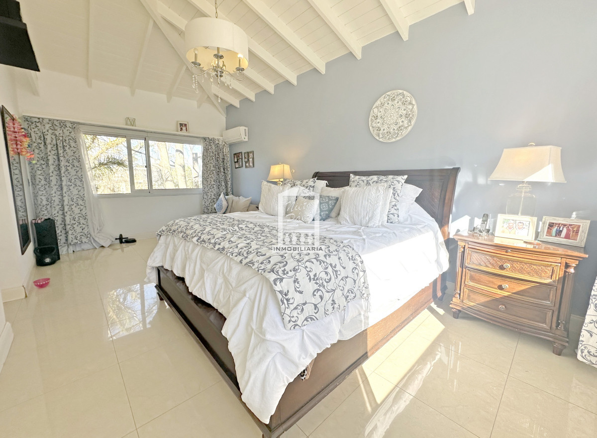 Casa ID.33898 - Barrio Privado. 500 m2 construidos, 1.491 m2 de terreno. Piscina climatizada. Pronta para entrar.