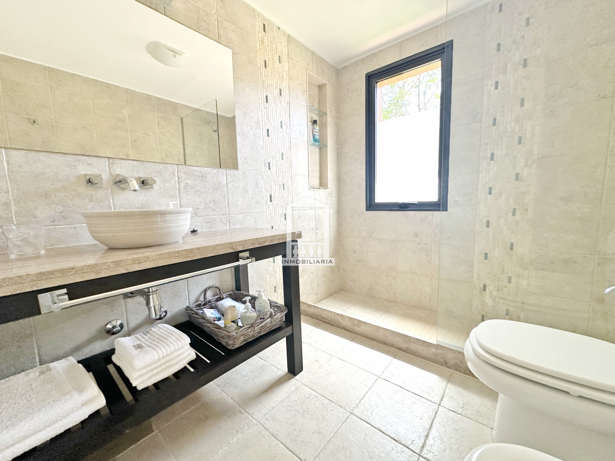 Casa ID.40198 - Exclusivo barrio privado, 3 suites + servicio completo, pileta. Losa radiante