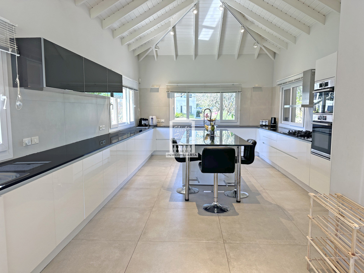 Casa ID.37864 - Mega casa en barrio privado, 662 m2 construidos en 4 lotes.