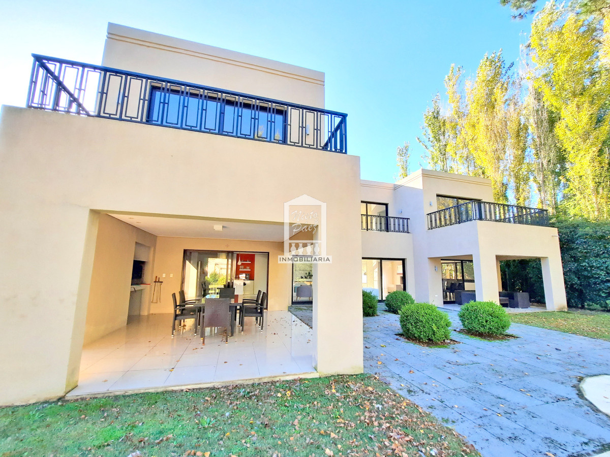 Casa ID.38066 - Barrio privado, 565 m2 construidos, 6 dorm