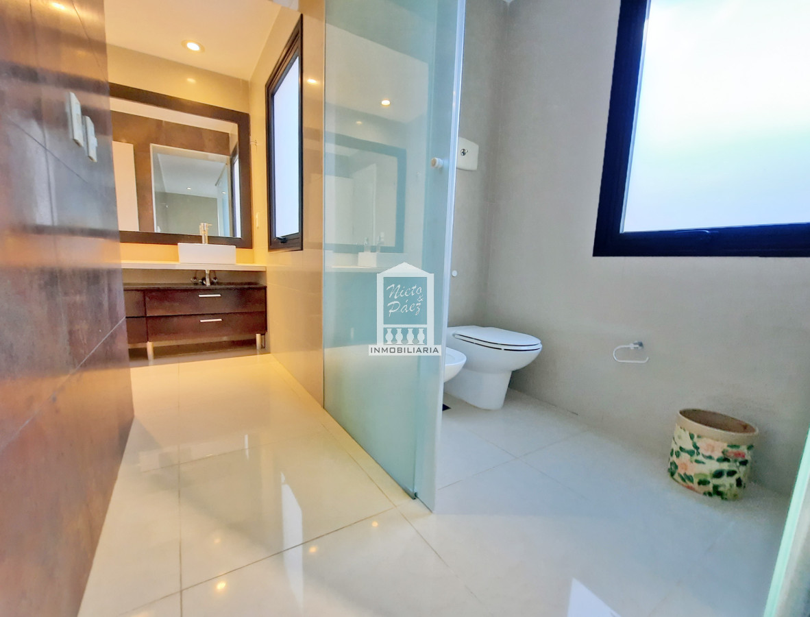 Casa ID.38066 - Barrio privado, 565 m2 construidos, 6 dorm
