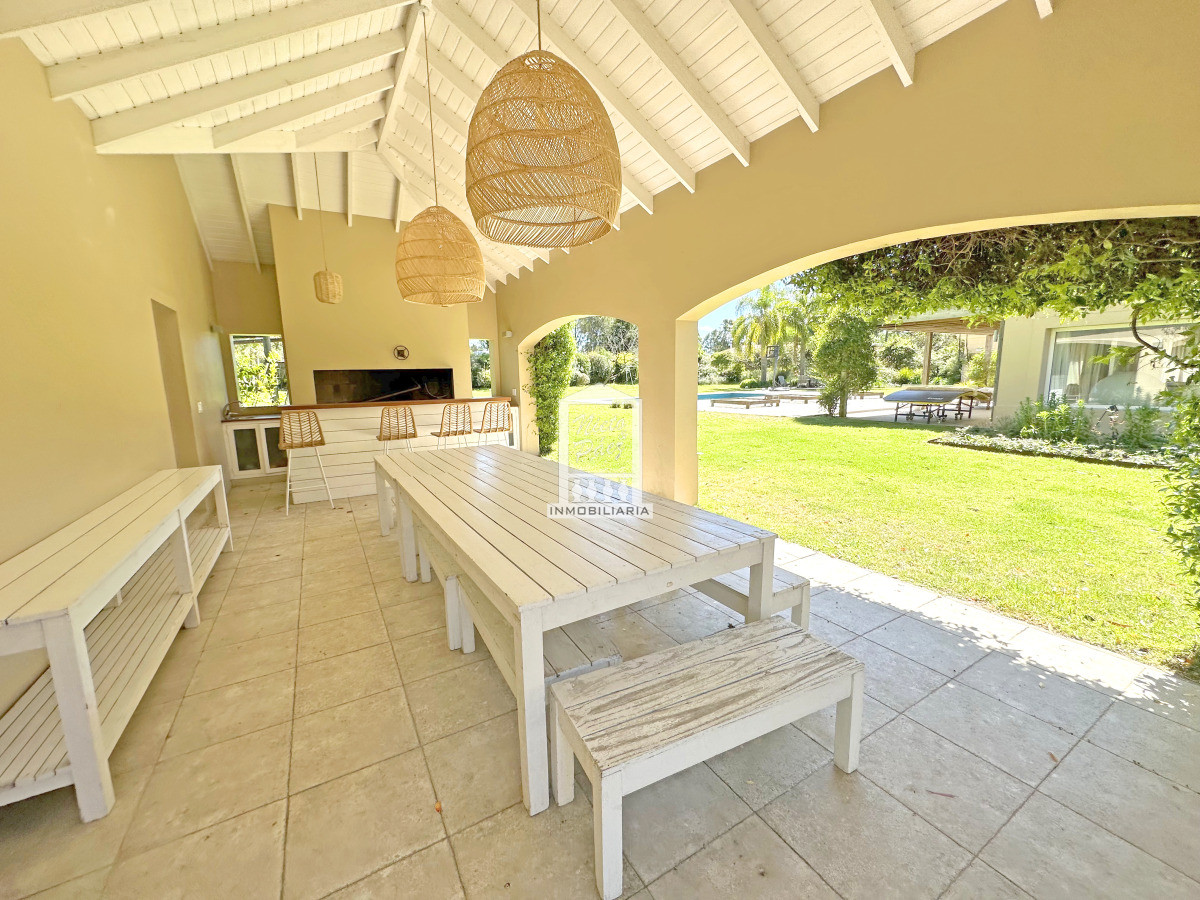 Casa ID.37864 - Mega casa en barrio privado, 662 m2 construidos en 4 lotes.