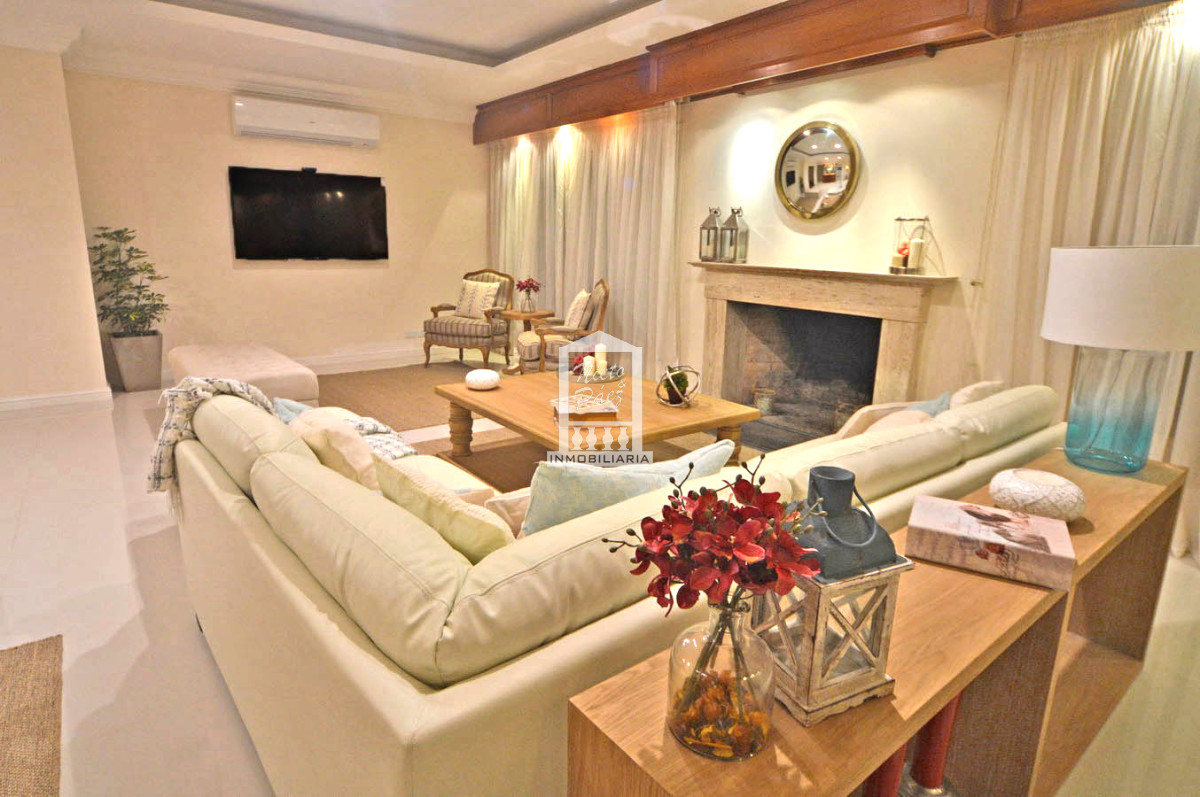Casa ID.32879 - Playa Mansa, RECICLADA, 485 m2 construidos, 4 dormitorios, piscina climatizada. 2 garajes