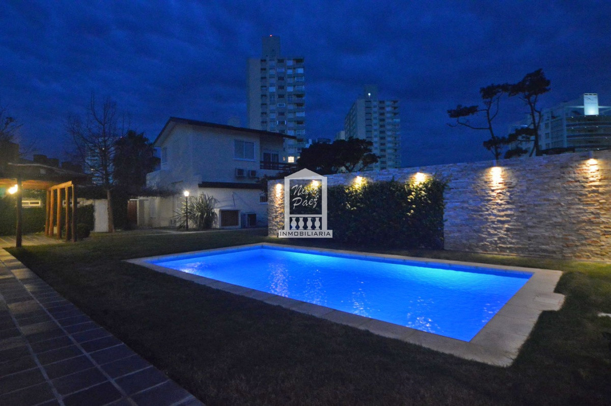 Casa ID.32879 - Playa Mansa, RECICLADA, 485 m2 construidos, 4 dormitorios, piscina climatizada. 2 garajes