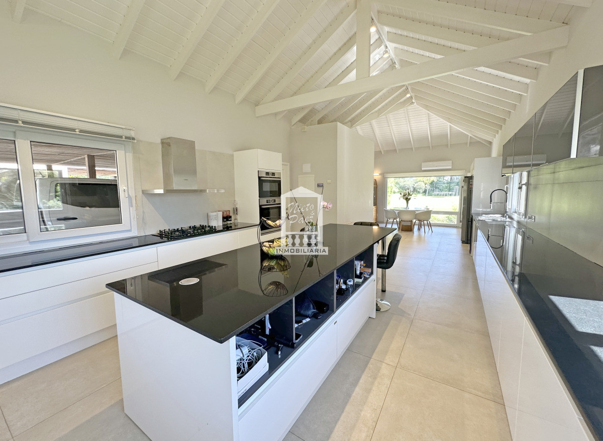 Casa ID.37864 - Mega casa en barrio privado, 662 m2 construidos en 4 lotes.