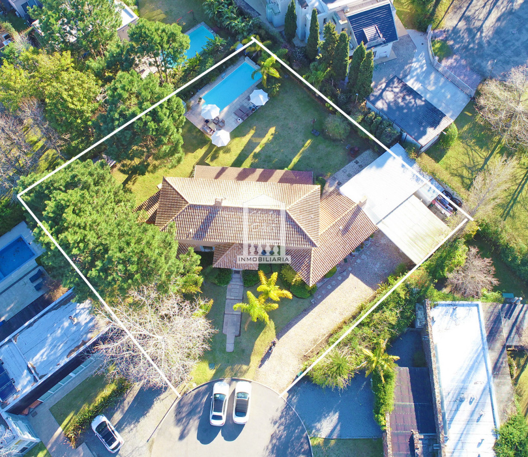 Casa ID.33898 - Barrio Privado. 500 m2 construidos, 1.491 m2 de terreno. Piscina climatizada. Pronta para entrar.