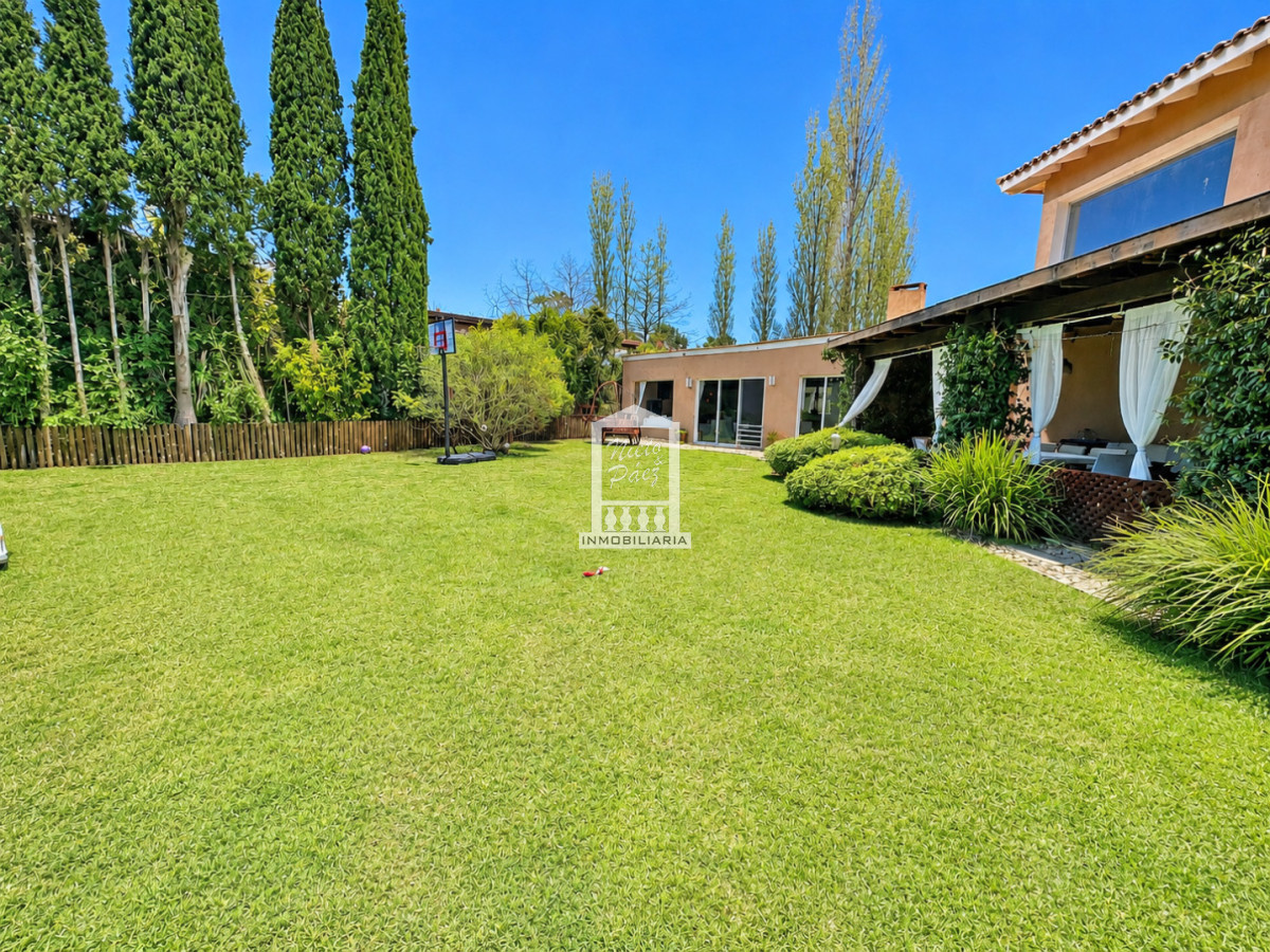 Casa ID.33898 - Barrio Privado. 500 m2 construidos, 1.491 m2 de terreno. Piscina climatizada. Pronta para entrar.