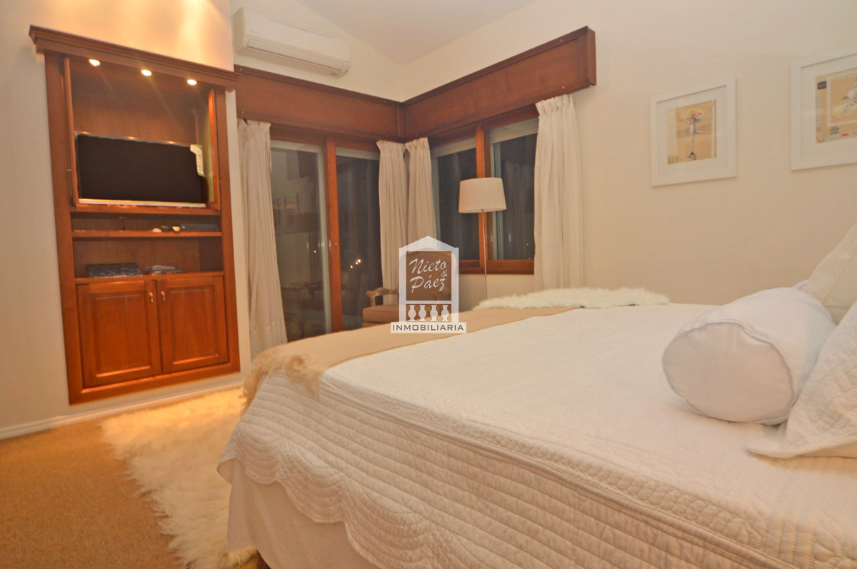 Casa ID.32879 - Playa Mansa, RECICLADA, 485 m2 construidos, 4 dormitorios, piscina climatizada. 2 garajes
