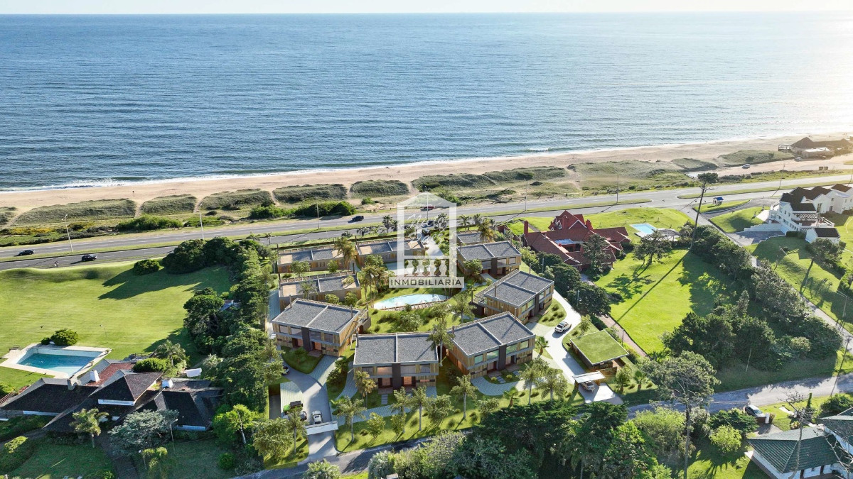 Barrio privado frente al mar en playa mansa. Casa 6 - NYP39870C