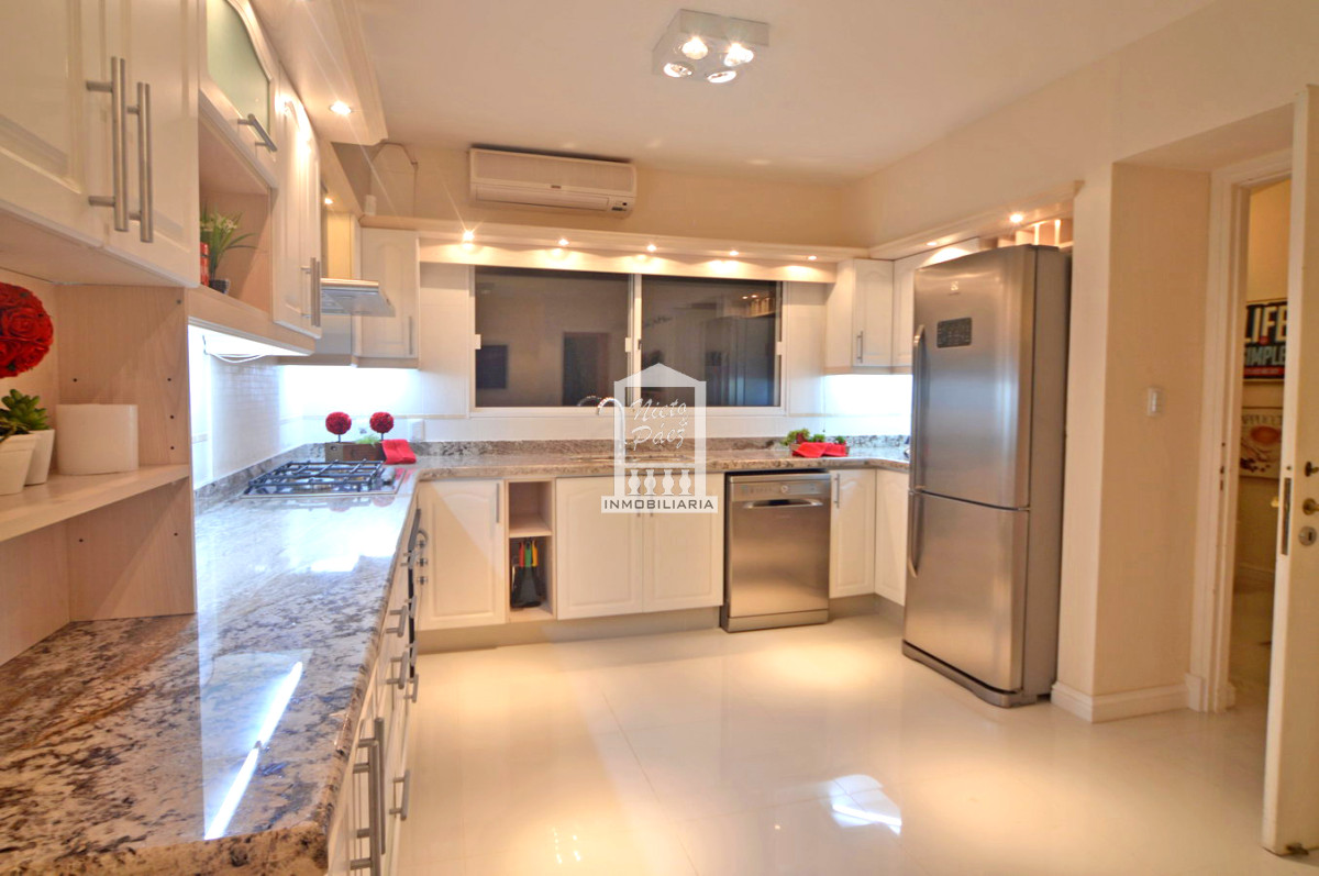 Casa ID.32879 - Playa Mansa, RECICLADA, 485 m2 construidos, 4 dormitorios, piscina climatizada. 2 garajes