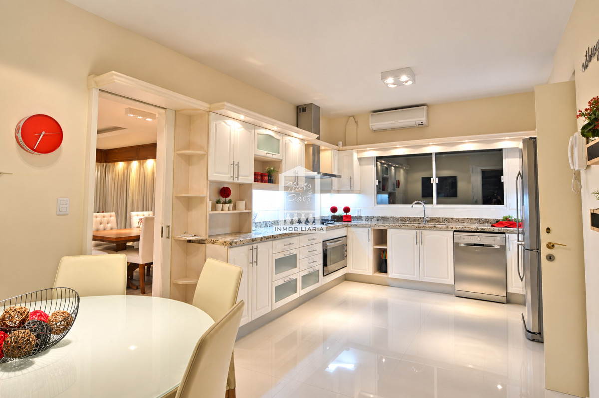 Casa ID.32879 - Playa Mansa, RECICLADA, 485 m2 construidos, 4 dormitorios, piscina climatizada. 2 garajes