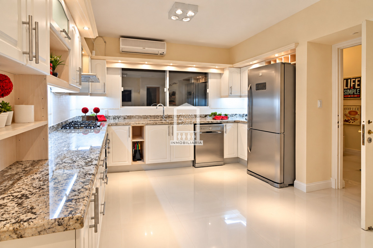 Casa ID.32879 - Playa Mansa, RECICLADA, 485 m2 construidos, 4 dormitorios, piscina climatizada. 2 garajes