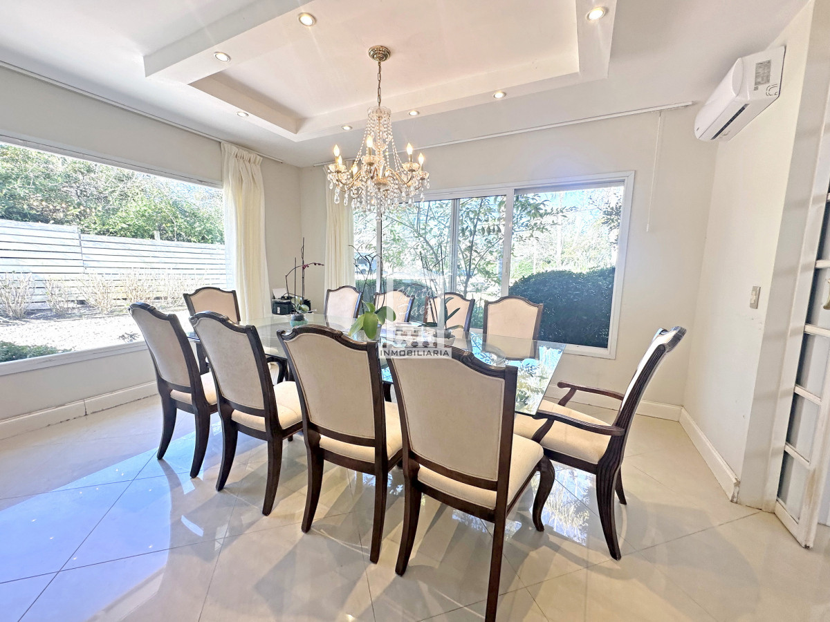 Casa ID.33898 - Barrio Privado. 500 m2 construidos, 1.491 m2 de terreno. Piscina climatizada. Pronta para entrar.