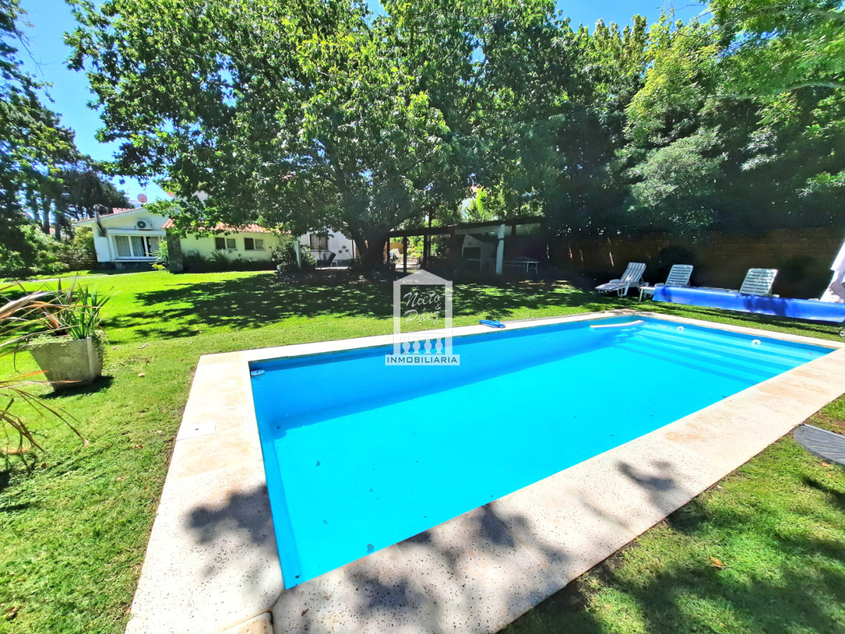 A 1 cuadra de la playa mansa en zona paradas. Gran jardín y piscina - NYP29583C