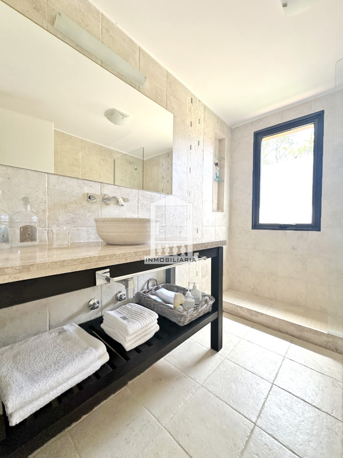 Casa ID.40198 - Exclusivo barrio privado, 3 suites + servicio completo, pileta. Losa radiante