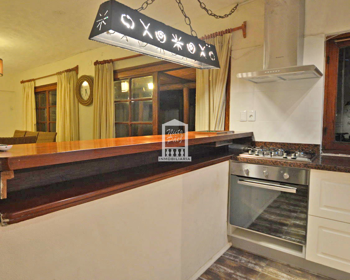 Casa ID.32879 - Playa Mansa, RECICLADA, 485 m2 construidos, 4 dormitorios, piscina climatizada. 2 garajes