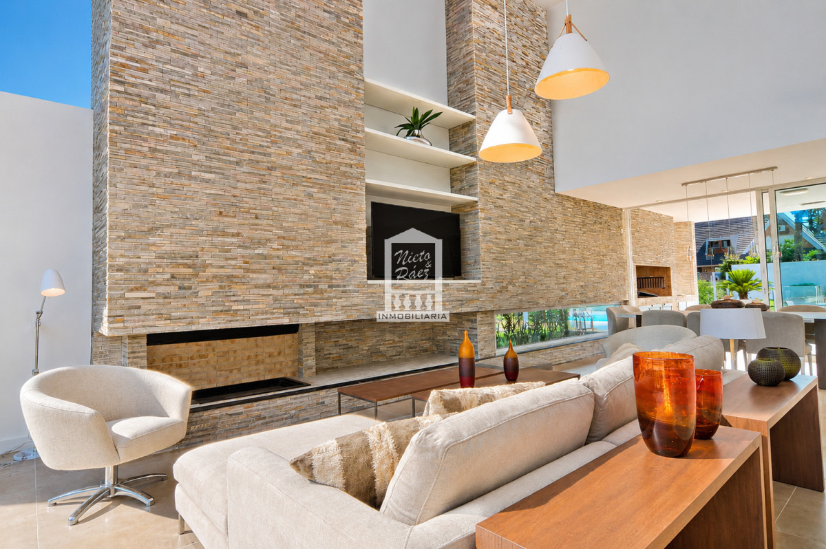 Casa ID.34527 - Playa Mansa, Barrio Privado, 4 suites + servicio. Piscina climatizada