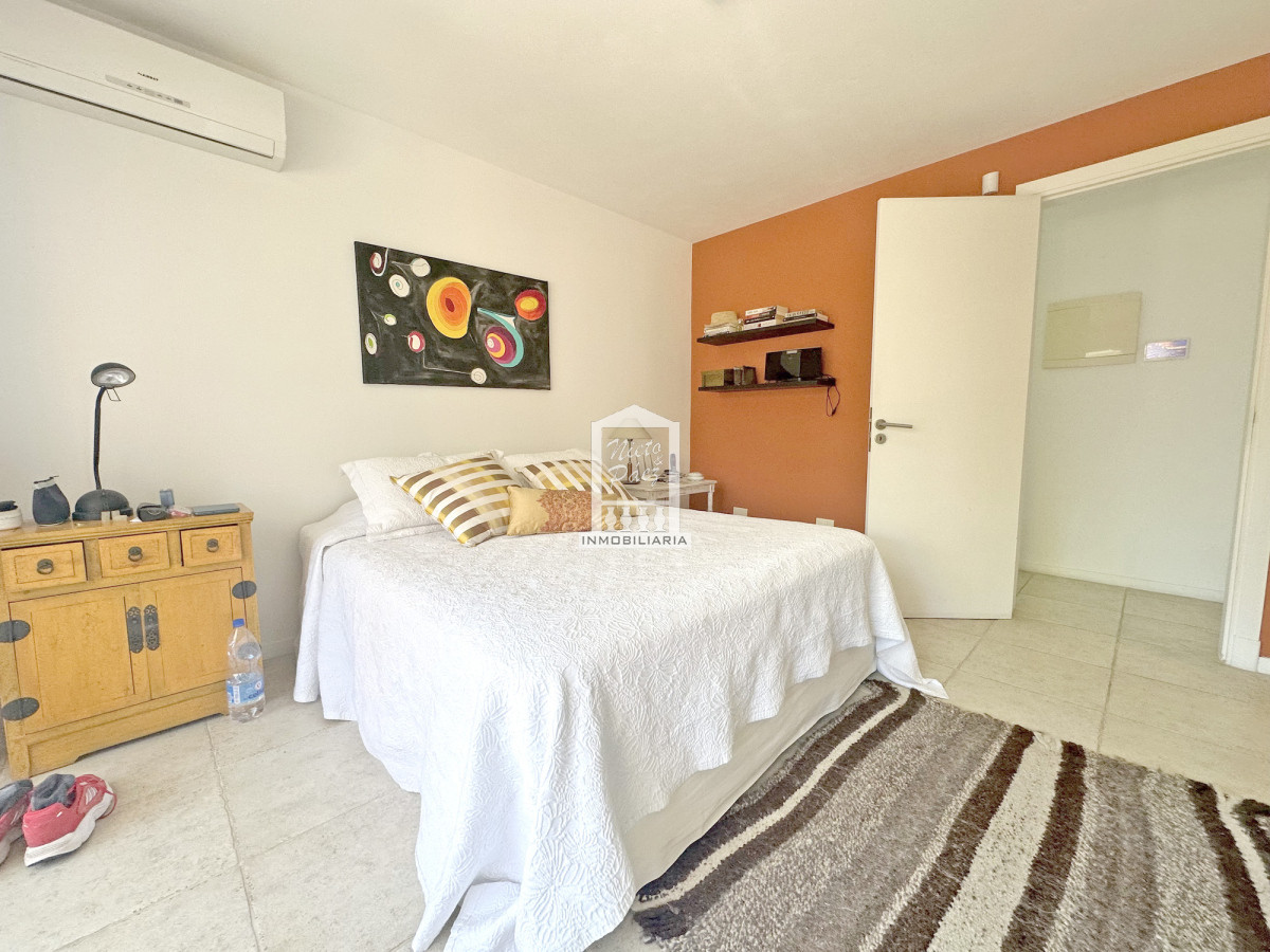 Casa ID.40198 - Exclusivo barrio privado, 3 suites + servicio completo, pileta. Losa radiante