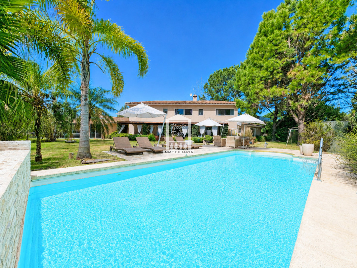 Casa ID.33898 - Barrio Privado. 500 m2 construidos, 1.491 m2 de terreno. Piscina climatizada. Pronta para entrar.