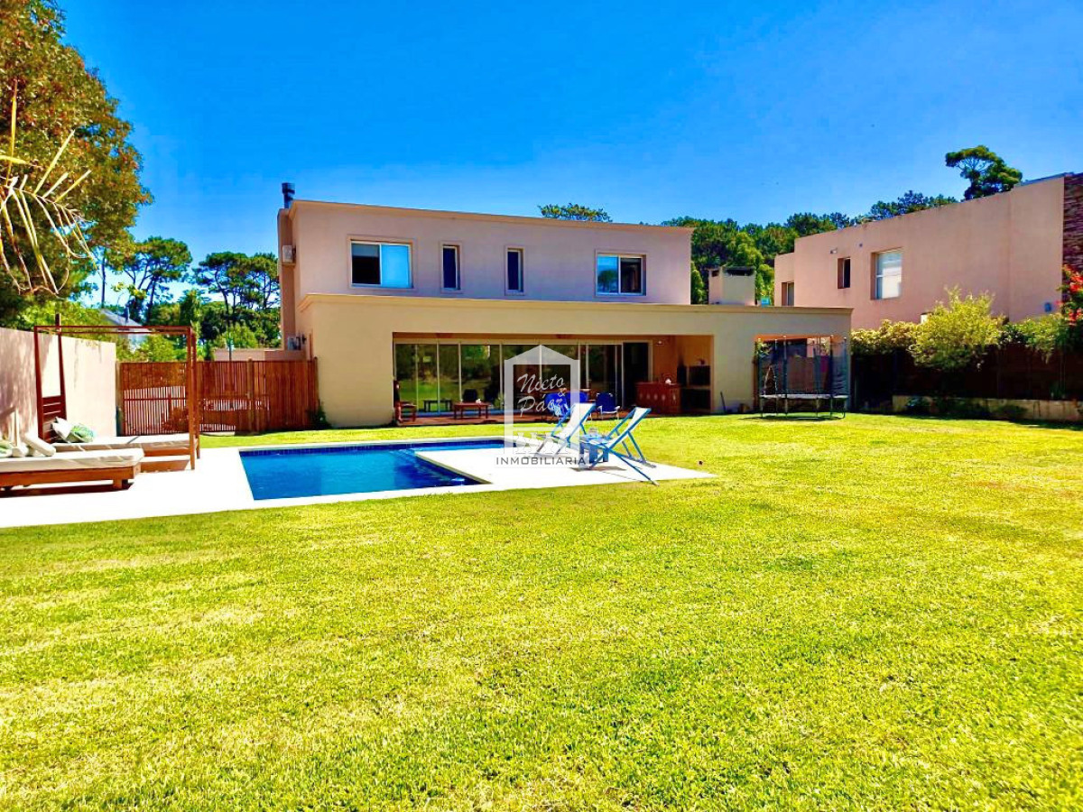 Barrio privado, 5 dorm, piscina climatizada. Losa radiante. - NYP39141C