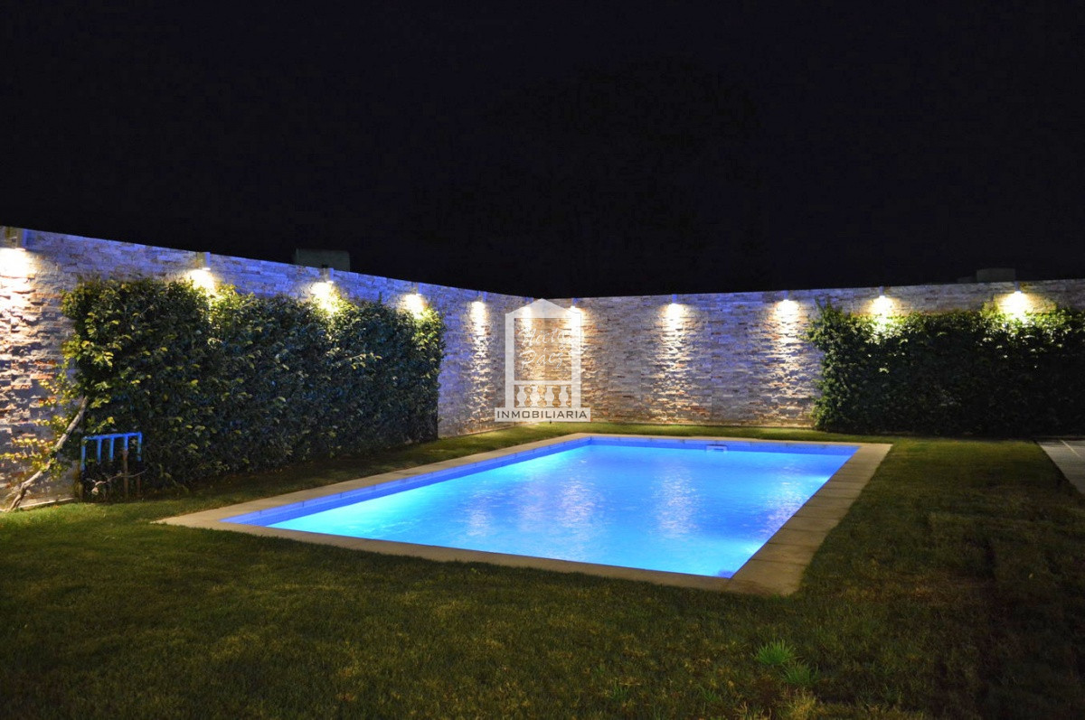 Casa ID.32879 - Playa Mansa, RECICLADA, 485 m2 construidos, 4 dormitorios, piscina climatizada. 2 garajes
