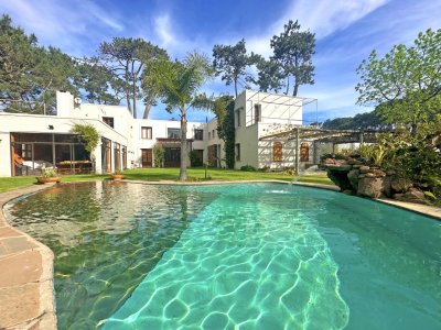 Barrio Privado. 5 dormitorios, pileta, 650 m2 construidos. La Arbolada