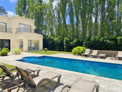 Barrio privado, 500 m2 construidos, 4 dorm y servicio