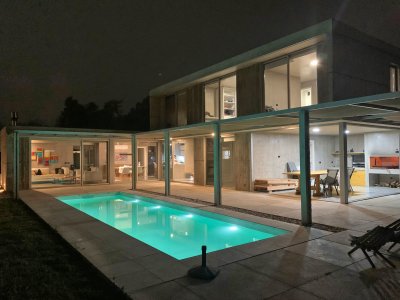 Barrio Privado. Minimalista, 4 dorm, piscina, 2 garajes. Losa radiante.