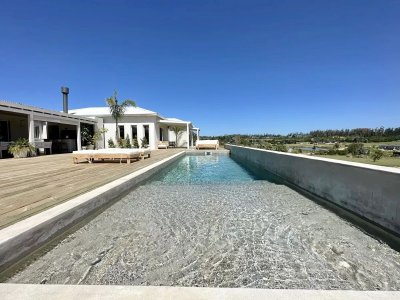 Pueblo Mío, Mega casa. 