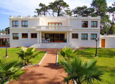 Playa Mansa, importante residencia 700 m2 construidos
