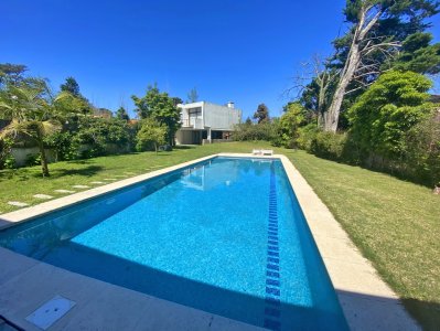 Playa Mansa, a metros del mar, piscina, barbacoa, gran jardín