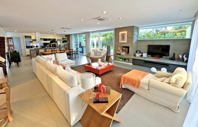 Exclusivo Barrio Privado en Playa Mansa, 5 suites, piscina, aire acondicionado, losa radiante.