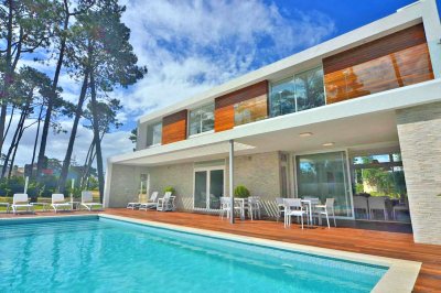 Playa Mansa, Barrio Privado, 4 suites + servicio. Piscina climatizada