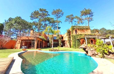 Barrio Privado. 5 dormitorios, pileta, 700 m2 construidos. La Arbolada