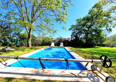 A 1 cuadra de la playa mansa en zona paradas. Gran jardín y piscina