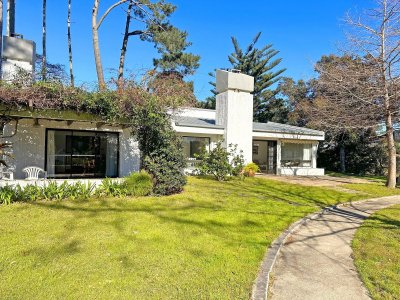 Importante esquina, 1.522 m2 de terreno. 3 dorm + dep de servicio