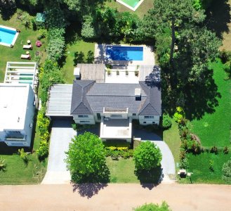 Barrio privado, Playa Mansa, 4 suites, piscina, playroom, barbacoa.
